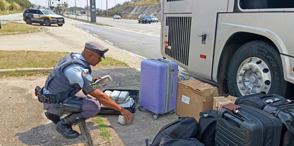 PM encontra menor com tijolos de maconha em ônibus