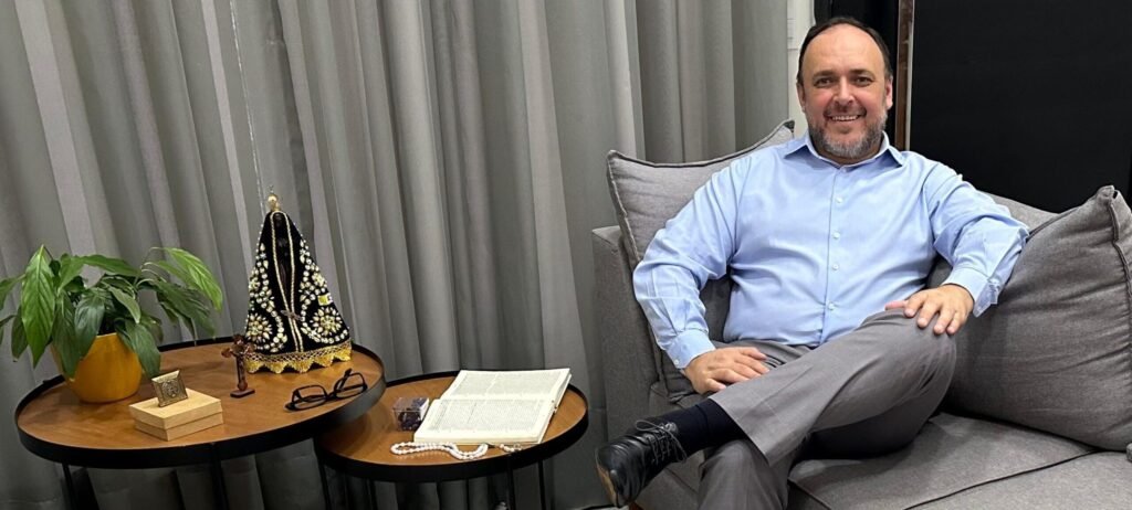 Morador de Itu lança livro sobre Deus no mundo corporativista