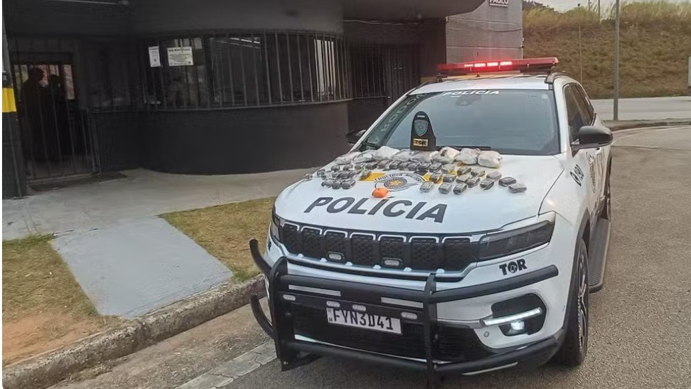 Polícia encontra drogas em ônibus na Castello Branco