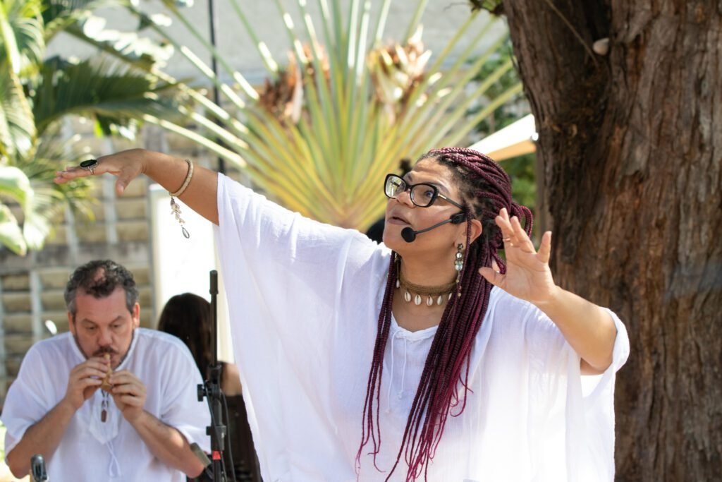 Sarau Café com Pretos recebe espetáculo de contação de história afro-brasileira 