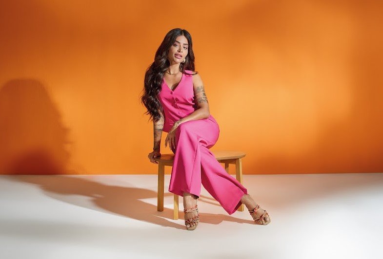 Aline Campos estampa nova campanha de Primavera/Verão Humanitarian 