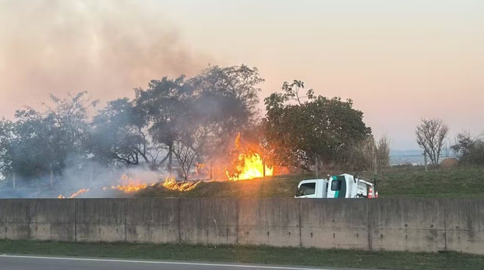Homem é preso em flagrante após provocar incêndio na SP-75