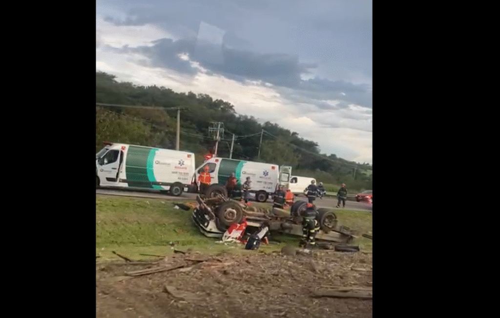 Caminhão tomba na SP-075 em Itu e interdita faixas nos dois sentidos