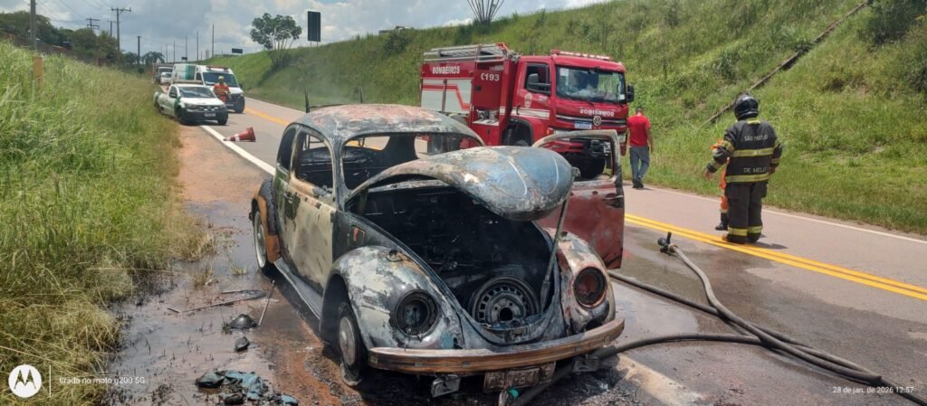Carro pega fogo na marginal da SP-75, em Itu