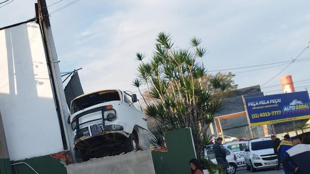 Motorista de Kombi é solto após acidente no São Luiz