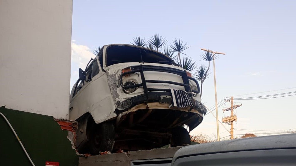 Motorista sem habilitação e suspeito de estar bêbado atropela funcionários em comércio