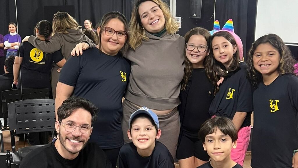 Viih Tube e Eliezer visitam escola de teatro em Itu