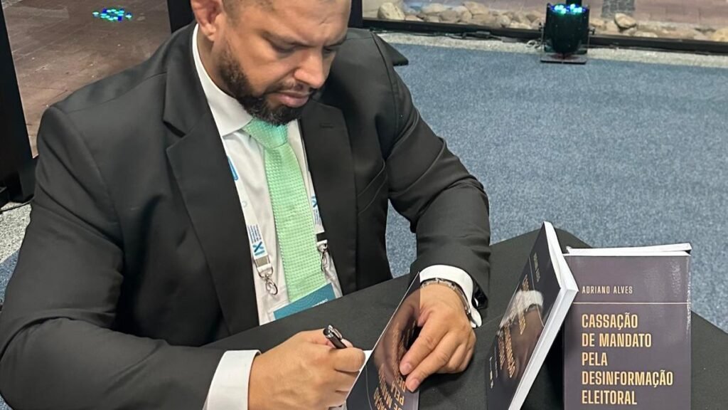 Advogado ituano lança livro sobre fake news em Congresso Brasileiro de Direito Eleitoral no Paraná