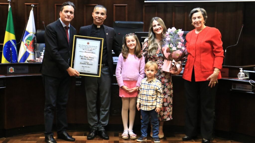 Padre Diego Adriano Mendes Queiroz recebe Título de Cidadania Ituana