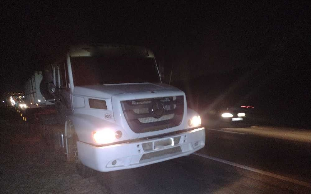 Motociclista morre após bater em carreta