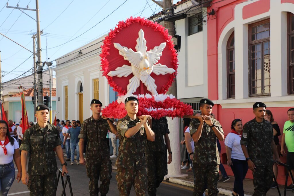 Tradicional Desfile do Divino Espírito Santo percorre ruas centrais de Itu