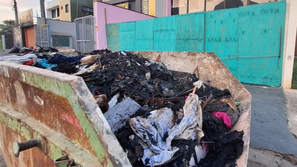 Incêndio destrói loja de roupas em Itu