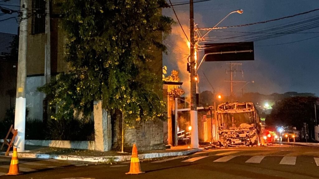 Ônibus fica totalmente destruído após incêndio
