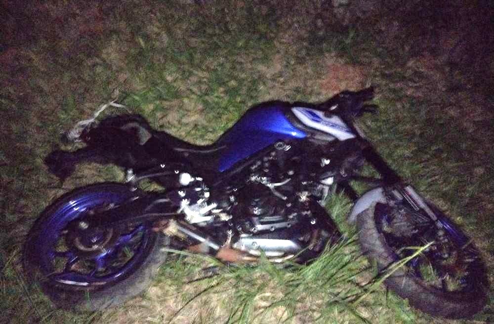 Motociclista morre após colisão com defensa metálica