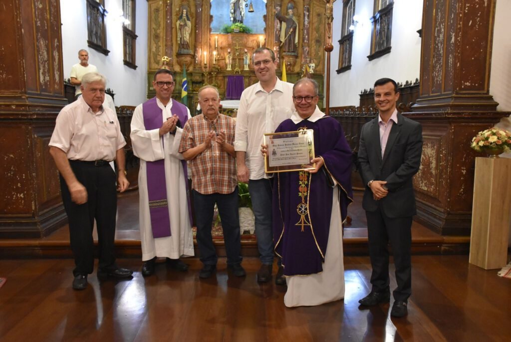 Padre José Ignácio Sonsini recebe Diploma e Medalha Dom Gabriel