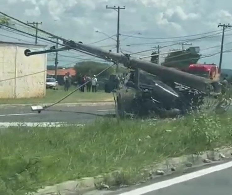 Carro colide contra poste e deixa bairro sem energia