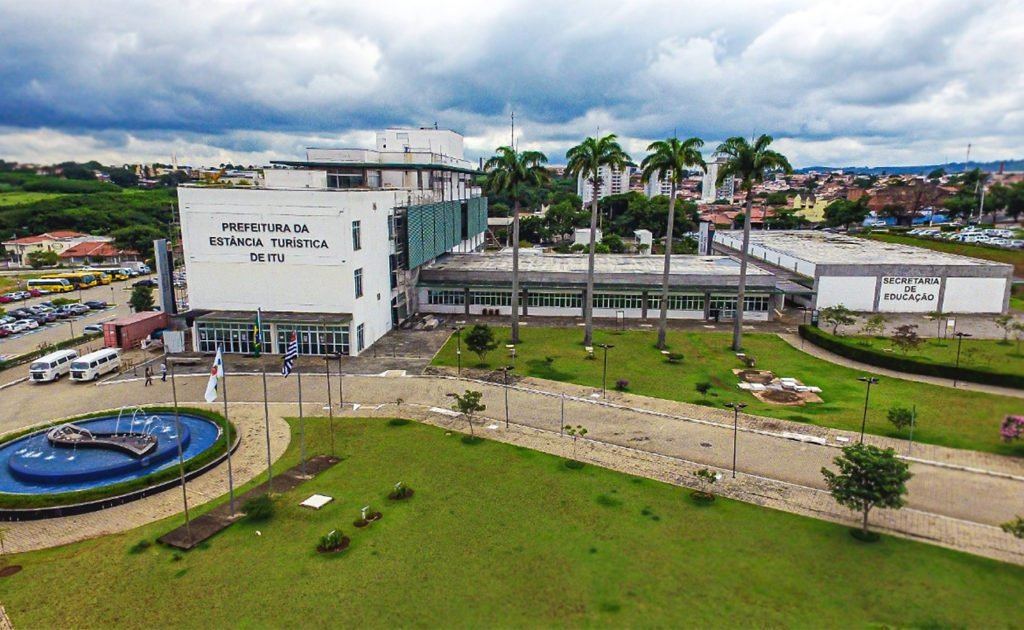 Secretários municipais se afastam para serem candidatos a vereador