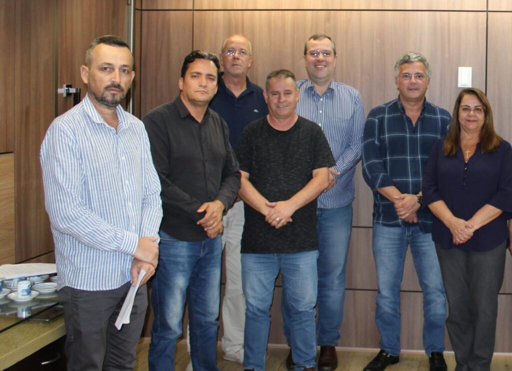 Vereadores que apoiam prefeito impedem investigação sobre suposta compra de votos