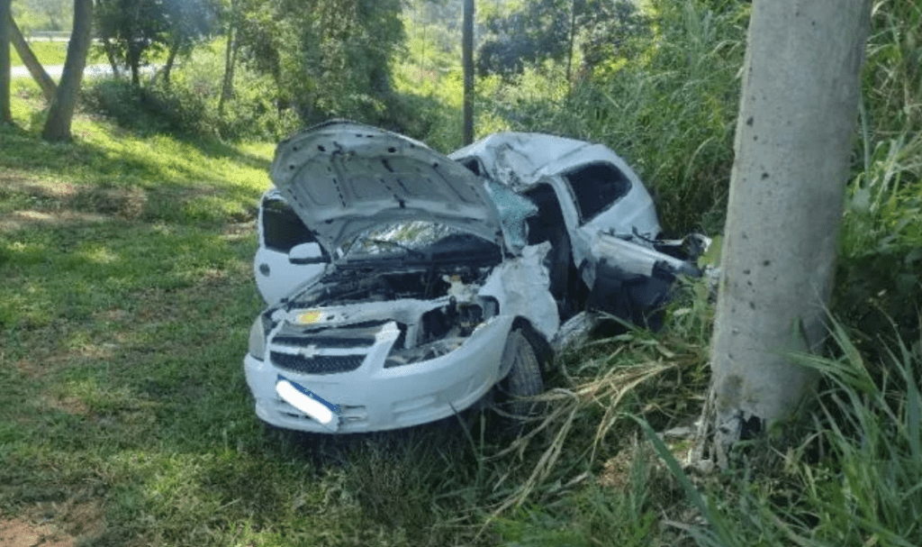 Motorista morre após bater o carro em poste