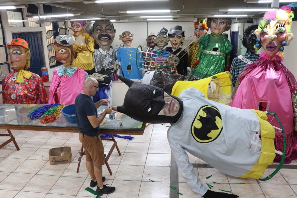 Carnaval 2024: folia em Salto terá desfiles de blocos, shows e tradicionais bonecões da Barra