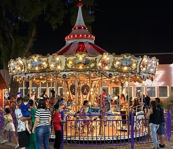Praça recebe Carrossel no aniversário da cidade