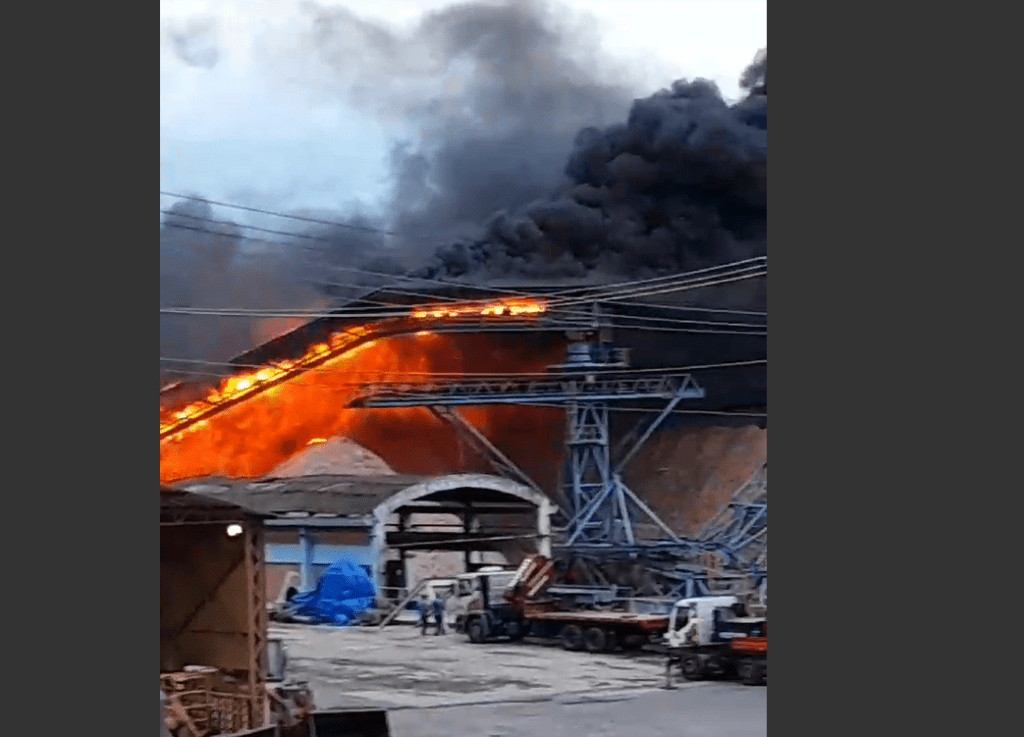 Galpão da Eucatex, em Salto, pega fogo e assusta moradores