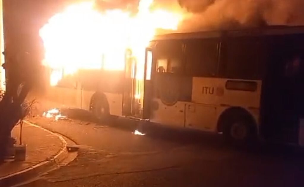 Ônibus é incendiado na Vila Martins; ato seria represália contra ação da PM