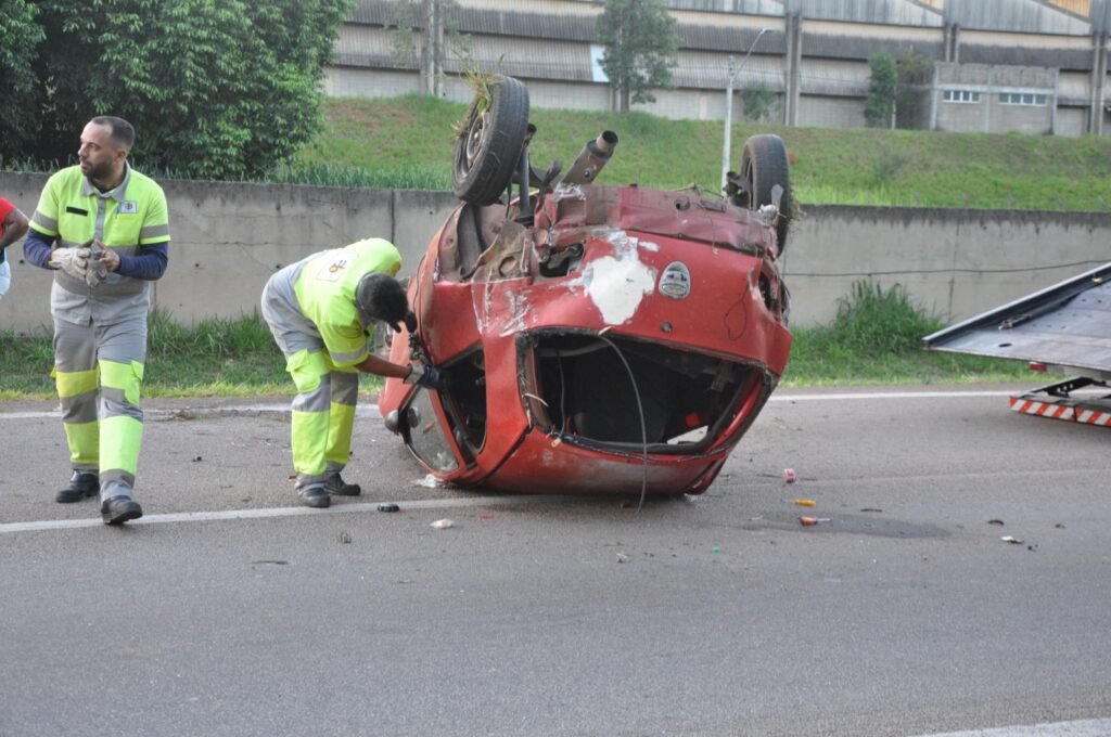 Carro de Itu capota e deixa quatro mulheres feridas na SP-75