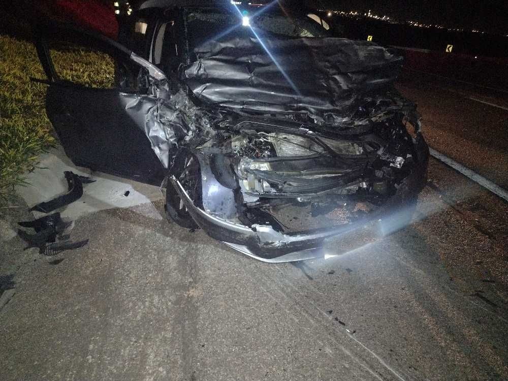 Casal morre após carro atravessar canteiro e bater em carreta