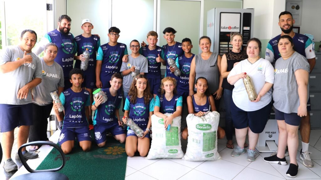 Alunos da Escolinha de Triathlon fazem doação para a Apae