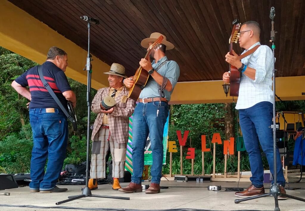 Grupo de Cururu recebe prêmio Revelando SP