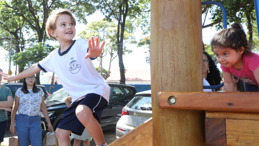 Prefeitura inaugura Parque Infantil em canteiro de avenida