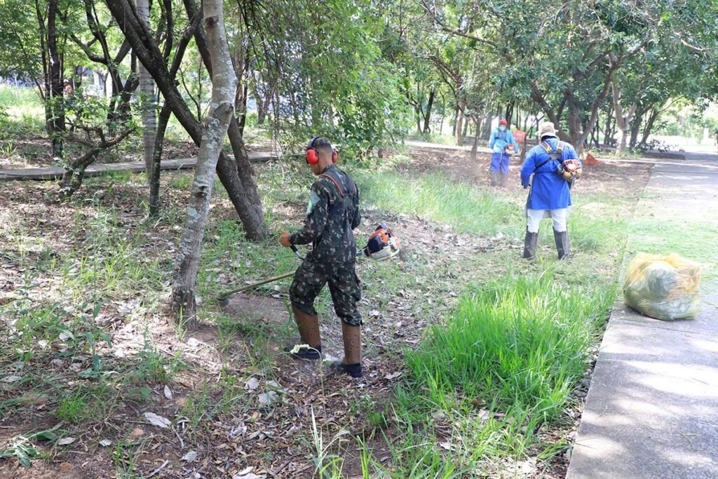 Prefeitura realiza limpeza de parque com auxílio do Exército