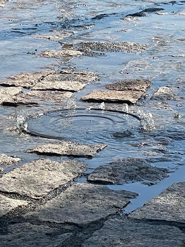 Leitores denunciam vazamentos de água e esgoto