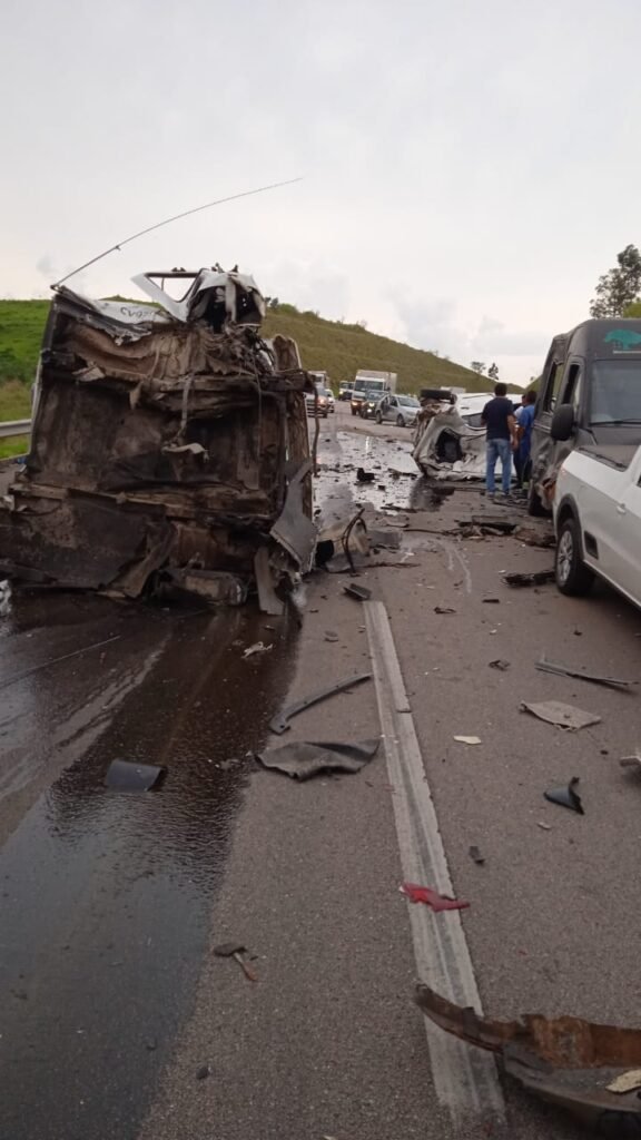 Engavetamento deixa rodovia parada
