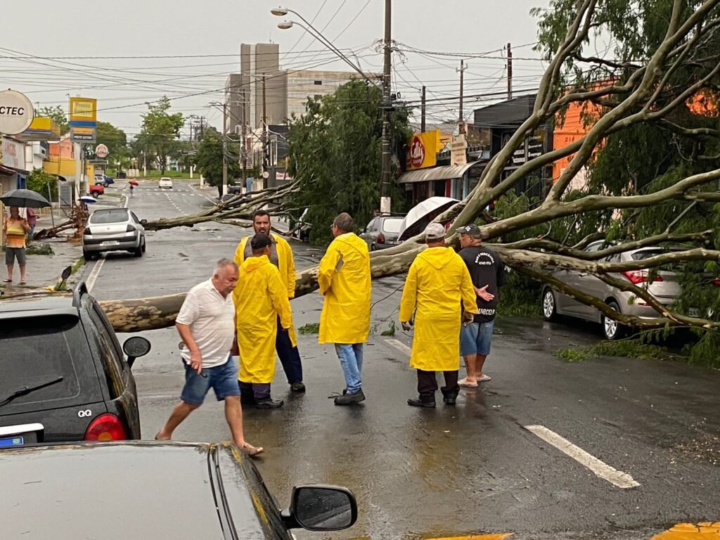 Chuvas com ventos muito fortes deixam Itu mais de 24 horas sem energia