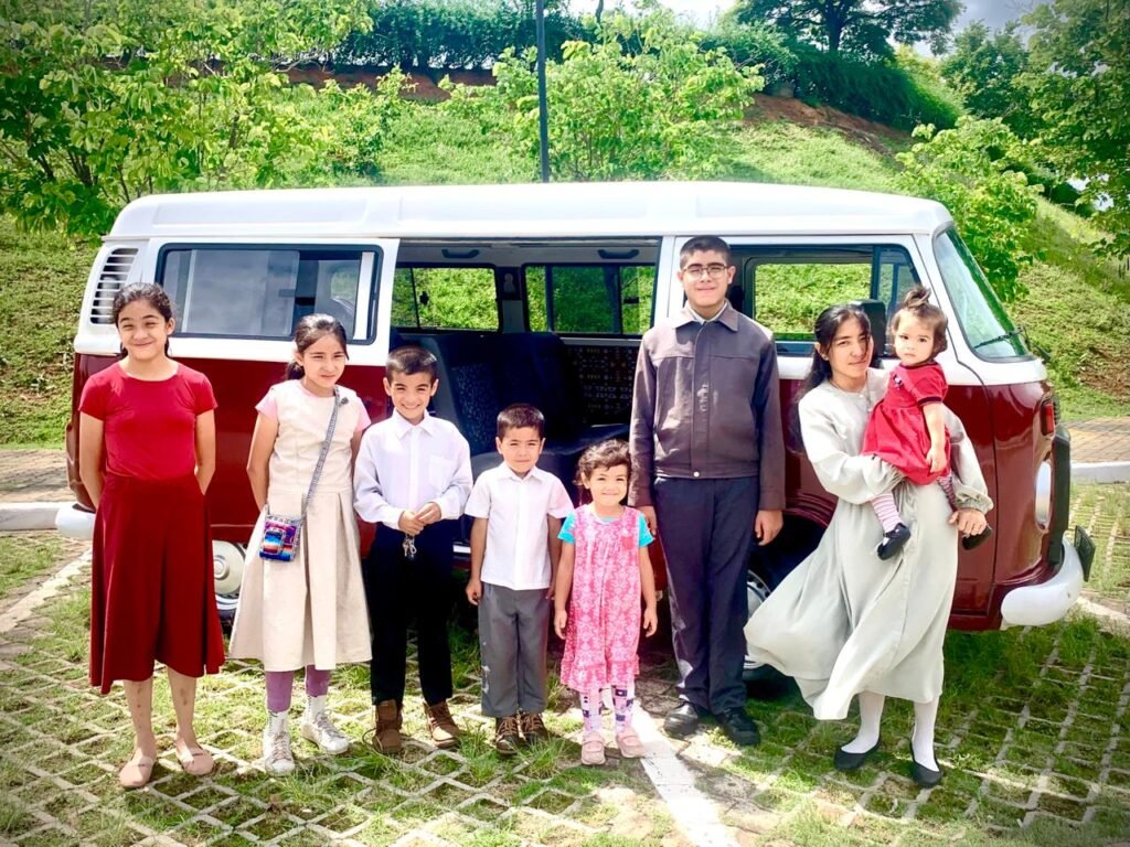 Família comemora conquista de novo veículo após mobilização solidária