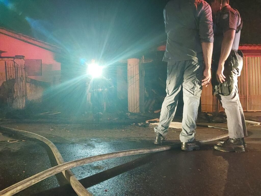 Homem coloca fogo na própria casa e no carro de companheira