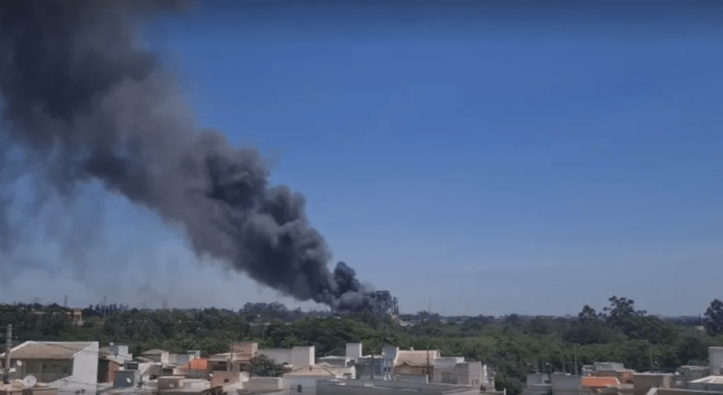 Empresa Eucatex pega fogo em Salto