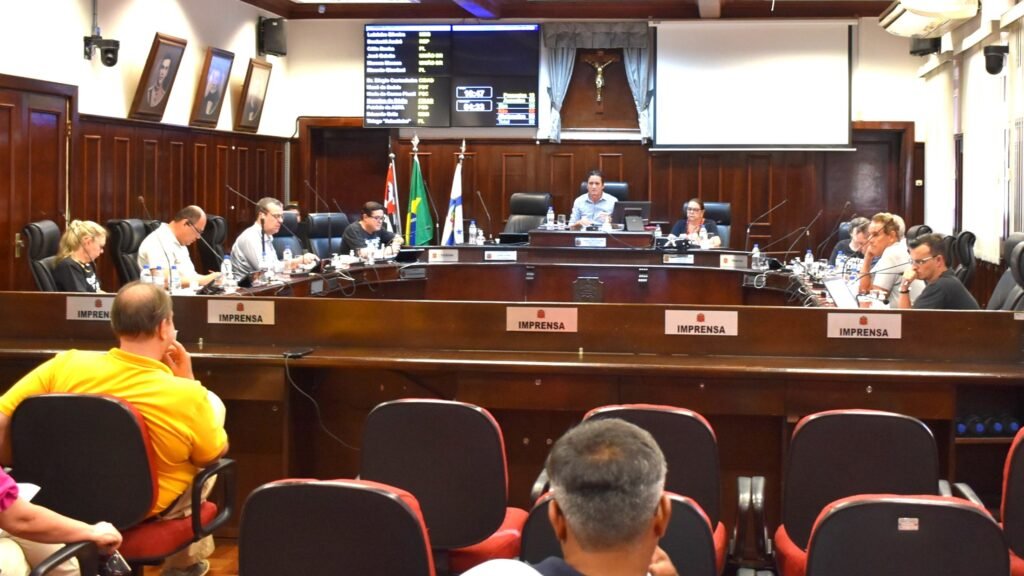 Vereadores fazem mudança no Regimento Interno