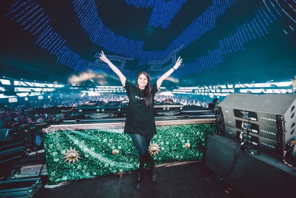 Tomorrowland: Dj e produtora brasileira fará apresentação versátil e anuncia estadia em Itu