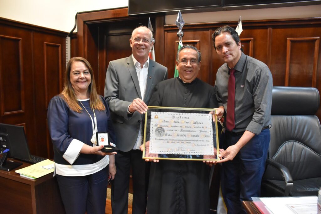 Diploma e Medalha Padre Bento são entregues ao Padre Fernando Augusto Meira