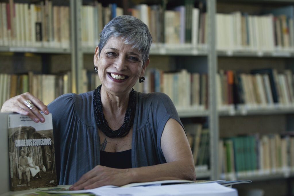 Escritora lança livro sobre história do Hospital do Pirapitingui