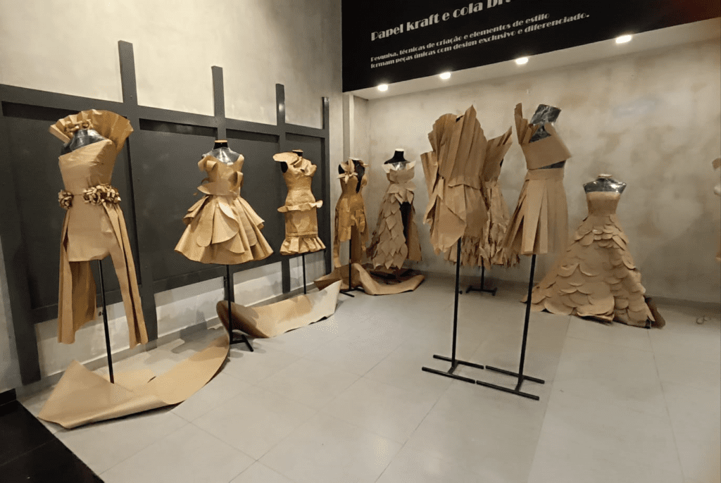 Plaza tem exposição &#8220;Criação, Arte e Estilo &#8211; Roupas de Papel”