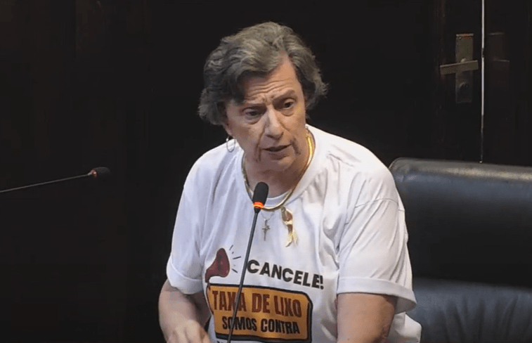 Em sessão, vereadores de oposição alteram camiseta contra taxa de lixo