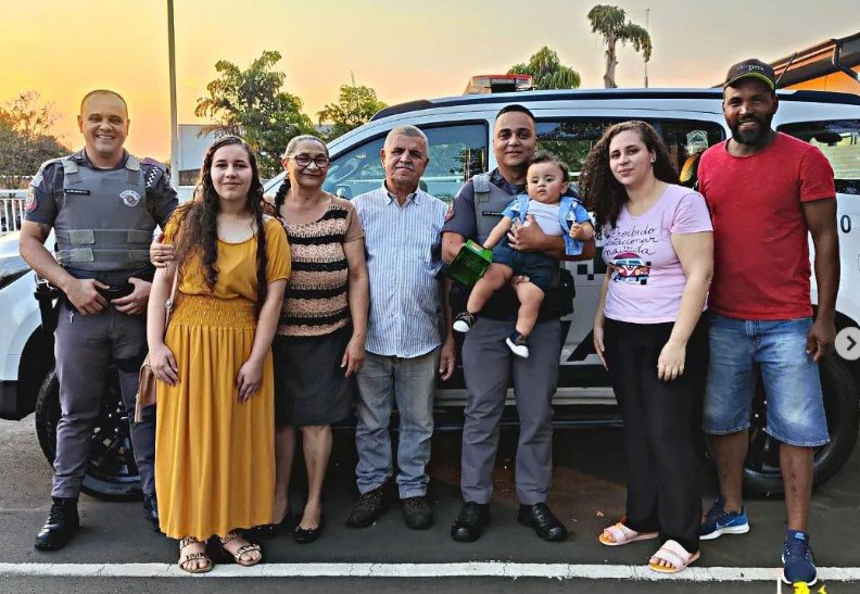 Família que teve bebê salvo por PMs volta ao Batalhão para agradecer