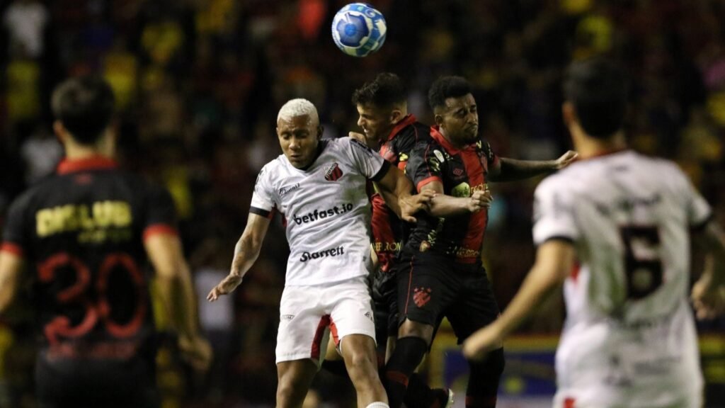 Galo vence em Recife e completa seis jogos sem perder