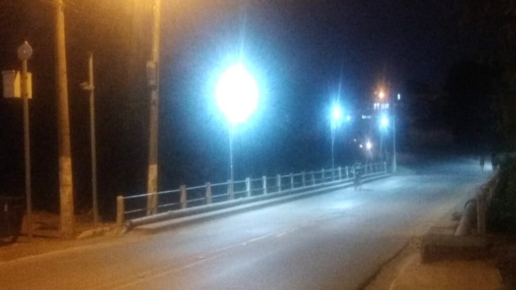 Moradores comemoram iluminação de ponte no Santa Laura
