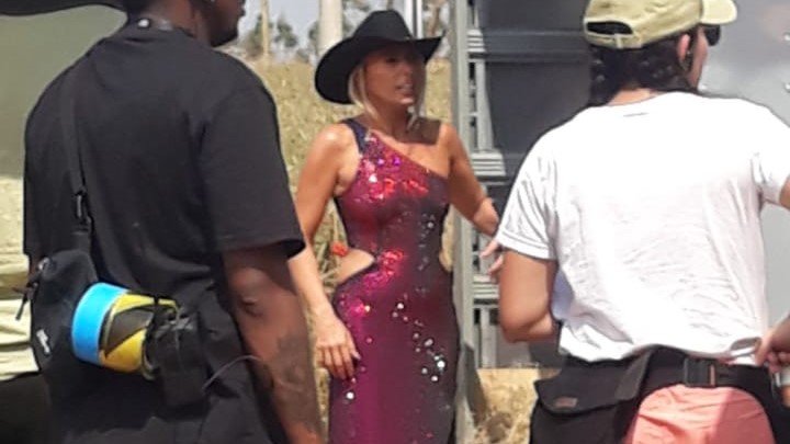 Adriane Galisteu grava em Itu