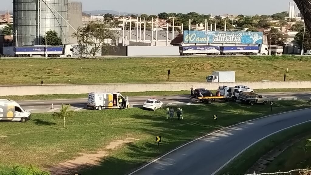 Acidente na SP-75 deixa via interditada em Itu